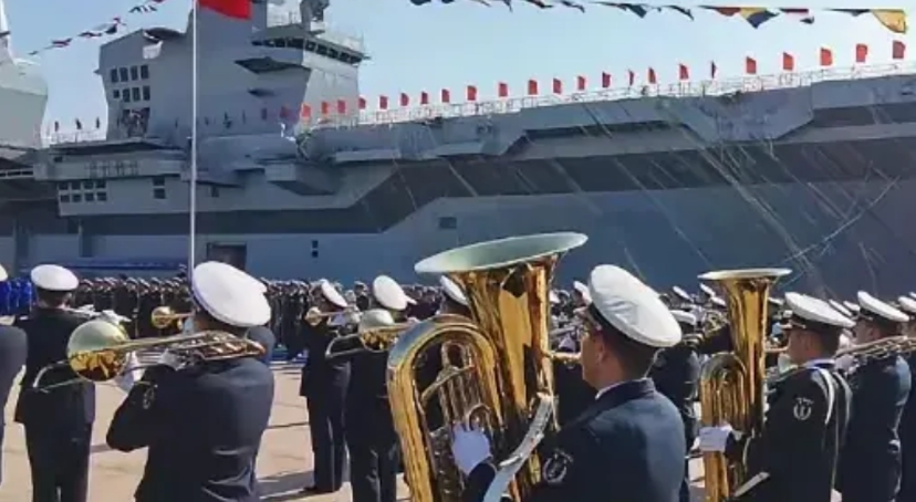 法国好尴尬。为了威慑东大，不远千里派出了压箱底的戴高乐航母。没想到，还在路上，就