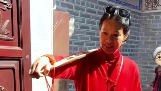 胡杏儿跟老公回客家村祭祖，挑扁担接地气，三个儿子帮忙上香倒茶