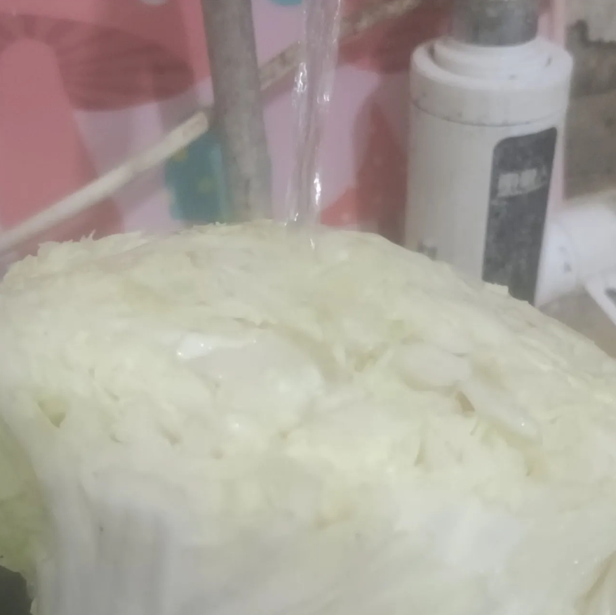 我是这样洗白菜。拿刀拦腰一切，对着水冲，感觉这样又省事又能洗净。有人说大白菜不用