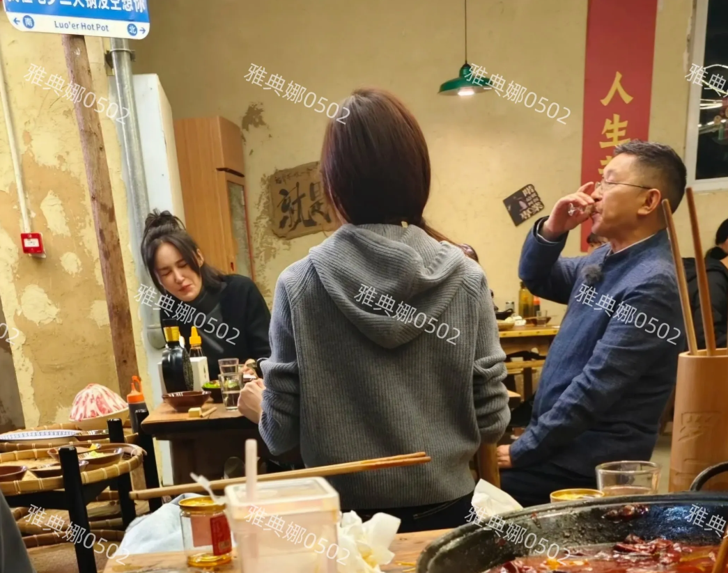 吃火锅遇到了张歆艺，本人都瘦脱相了，圆脸变长脸了，虽然颜值回升了不少，但毕竟40