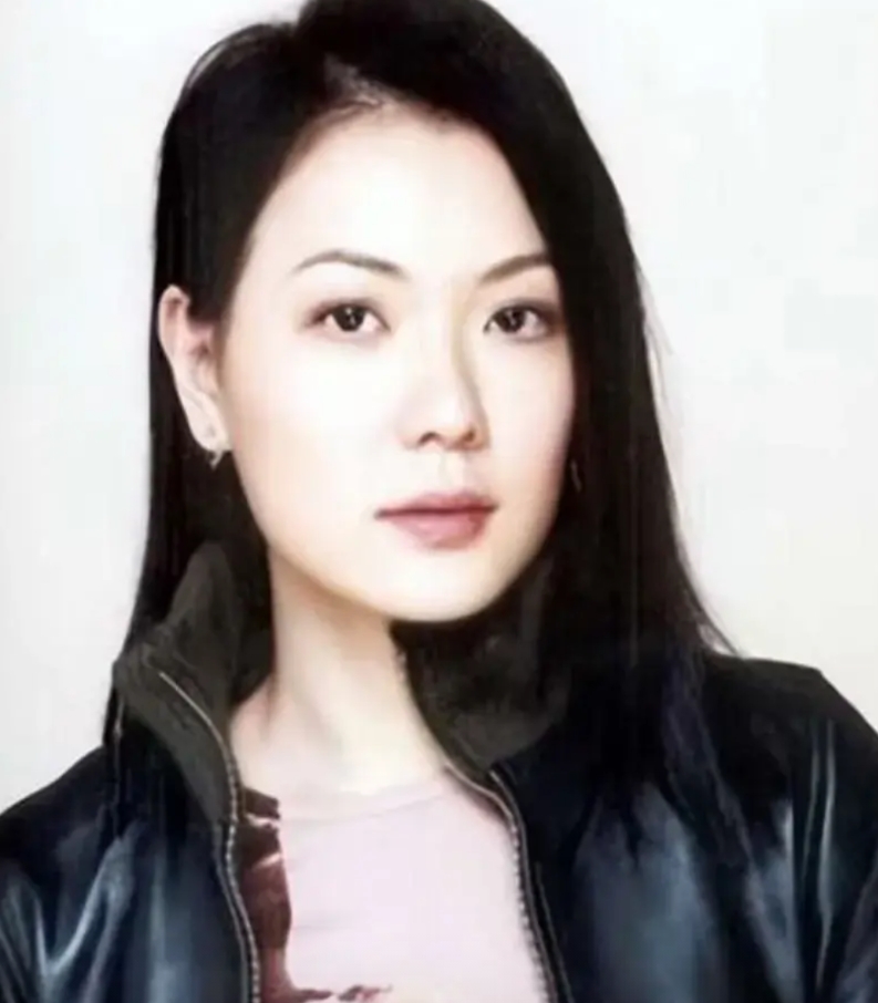 TVB视后田蕊妮

1、原名田明慧，别名大块田。

2、香港人，1977年，47