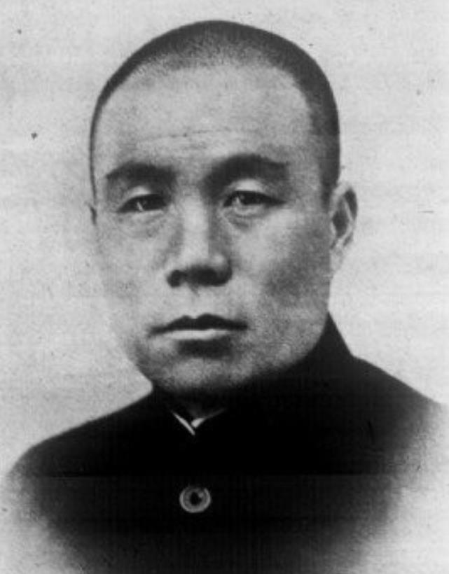 1938年初，国军上将韩复榘被枪杀，他的妻子高艺珍不知所措，原西北军将领闻承烈仗