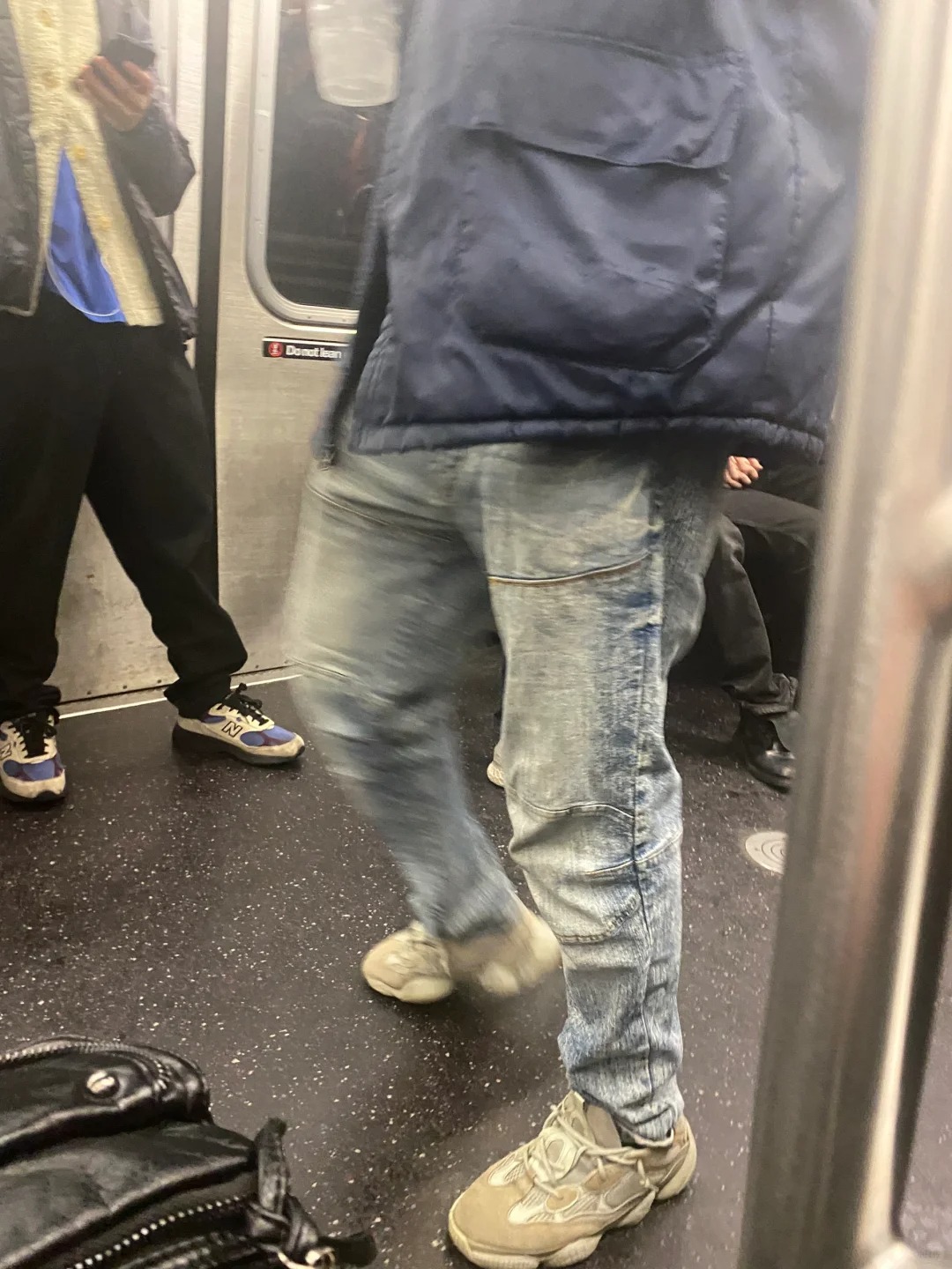 终于知道为什么半夜纽约地铁从没人找我麻烦
甚至看着有点吓人的黑哥黑姐都有点躲着我