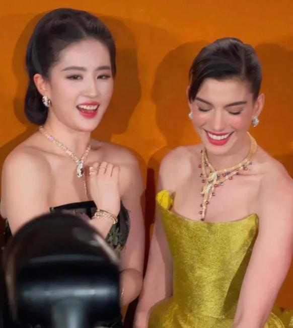 不比不知道，一比吓一跳。
刘亦菲和安妮海瑟薇比起来
安妮海瑟薇的脸比刘亦菲的脸小