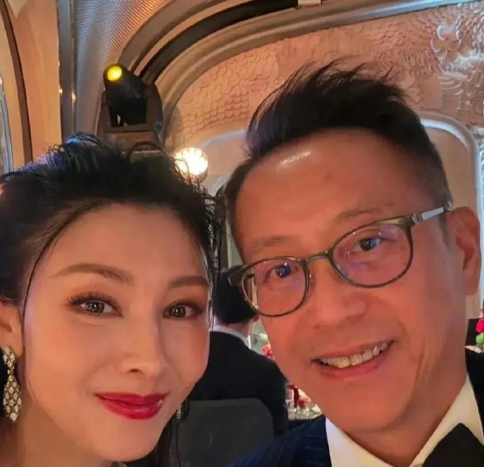李嘉欣又甜蜜晒合照！还挺爱炫耀她的富豪老公呀！


李嘉欣的富豪老公许晋亨，被网