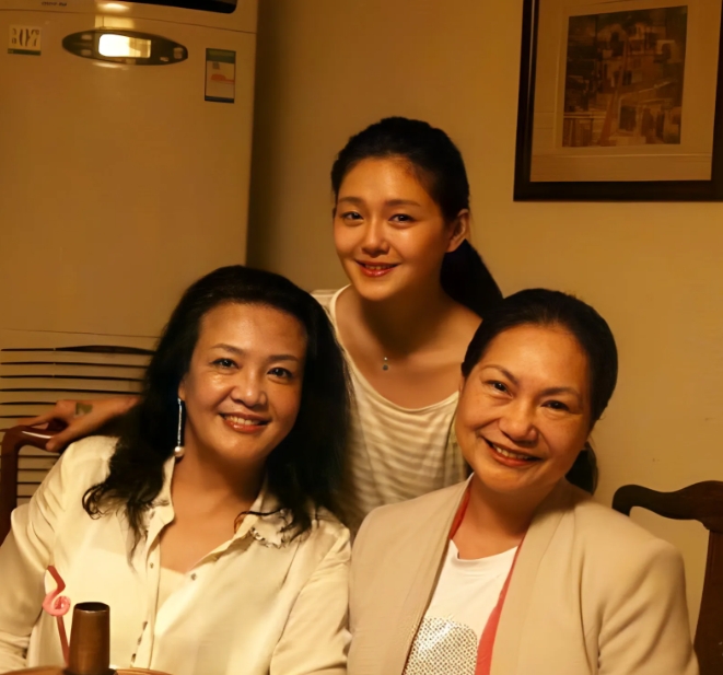张兰和黄春梅的“语言攻势”

听说，张兰第一次见黄春梅，开口就是：“我们汪小菲是