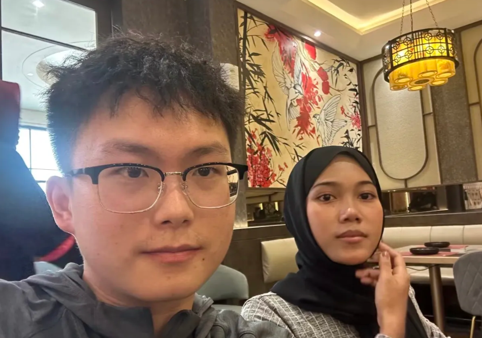 马来人和华人互相歧视是很正常的，马来人经常叫我们回去中国，但是我们也经常说马来人