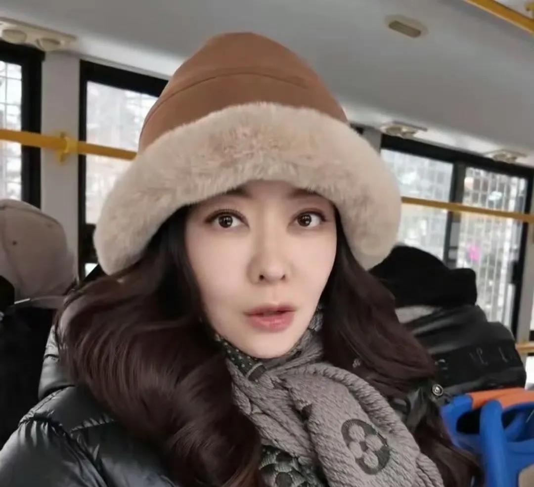 熊黛林保持着一颗童心来到了极寒之地哈尔滨动物园，可以看出她穿得很多，把自己包得像