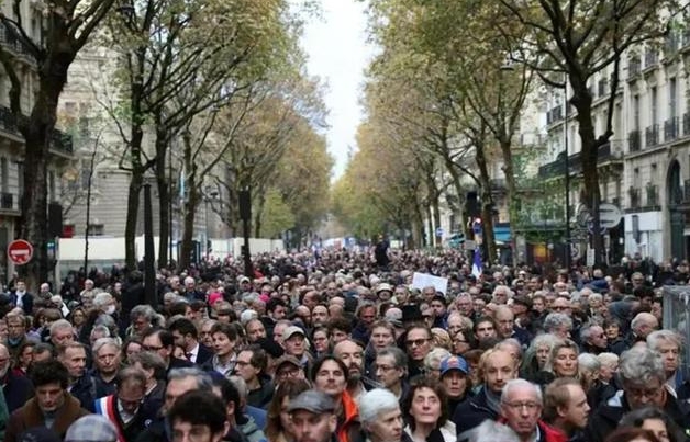 “立即退出北约”，法国爆发大规模混乱，马克龙被联手逼宫。法国人民怎么可能容忍自己