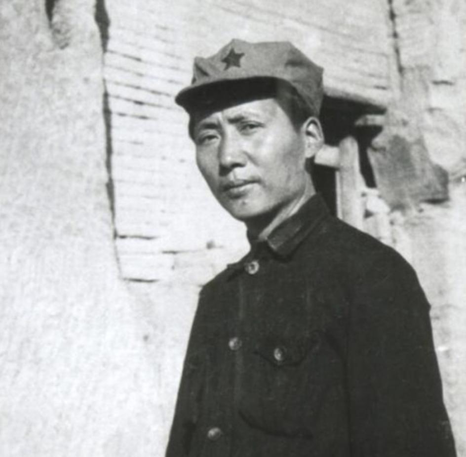 1935年，红军行军到六盘山附近后发生了一件怪事：300名红军战士竟在一夜之间诡