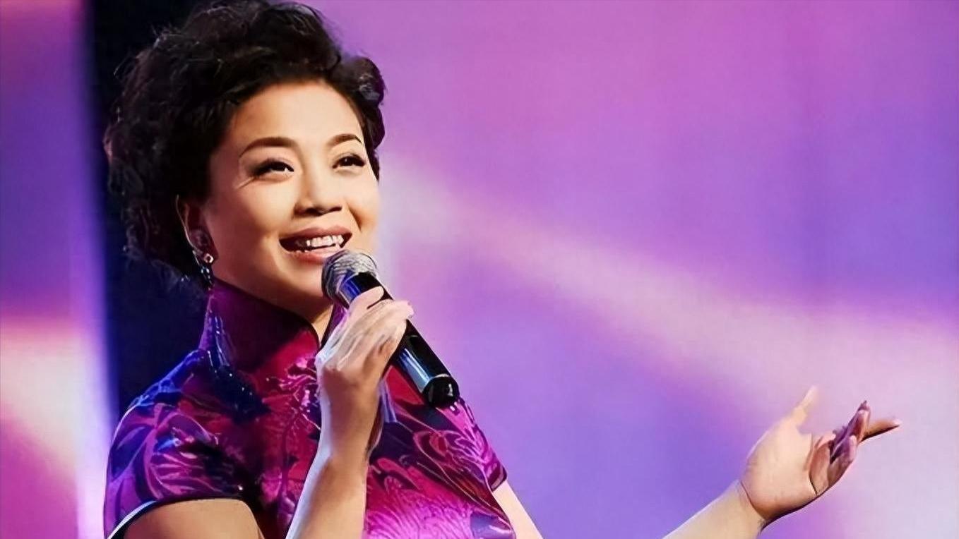 连登27次春晚的民歌天后，为劳改犯未婚未育，55岁与男闺蜜相伴