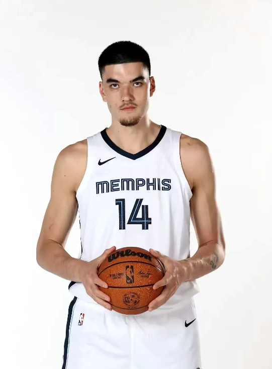 这6大新秀的表现根本不是一个档次的！

9号秀周志豪——今日5中3，拿下8分7板