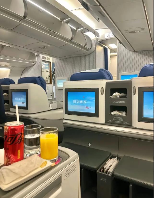 丽江机场踢到钢板了，客客气气询问，工作人员却一下子炸了，把客户登机牌撕了
撕谁的