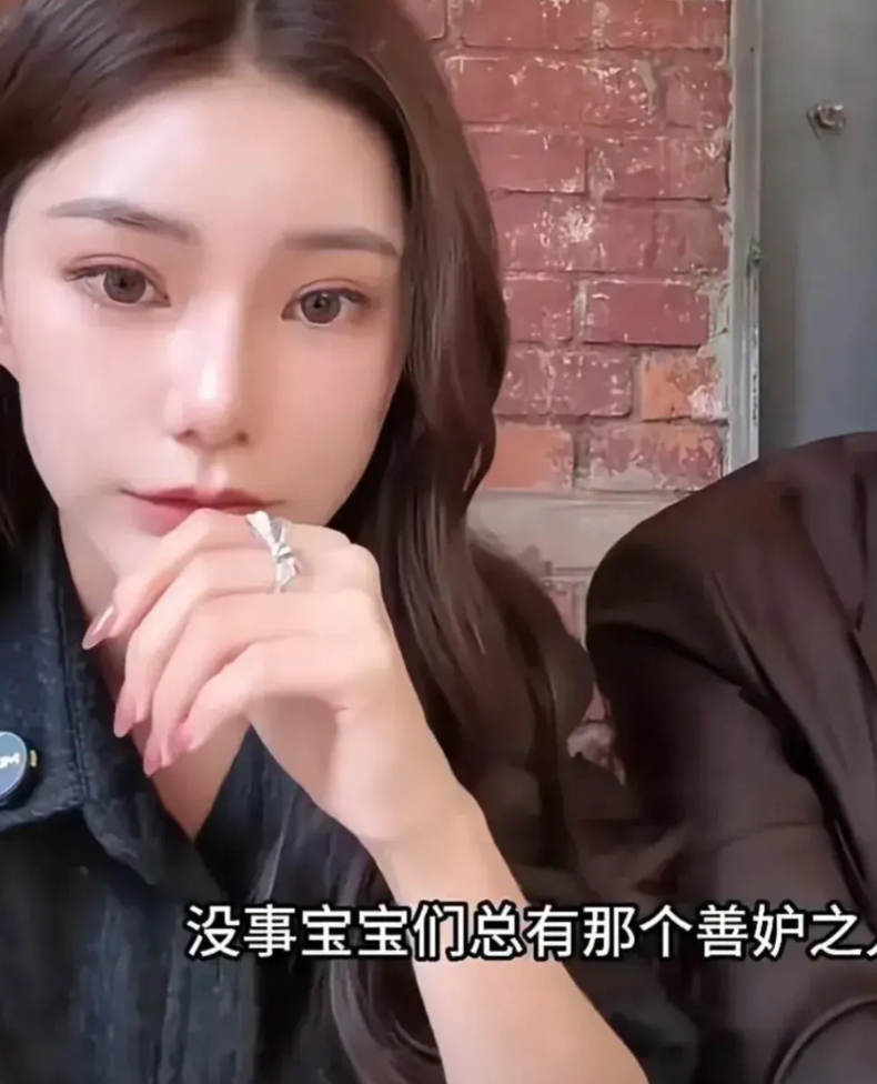 小梅太厉害了，真的，她特别适合做主播。她抗压能力太强了。
小梅在直播的时候遇到小