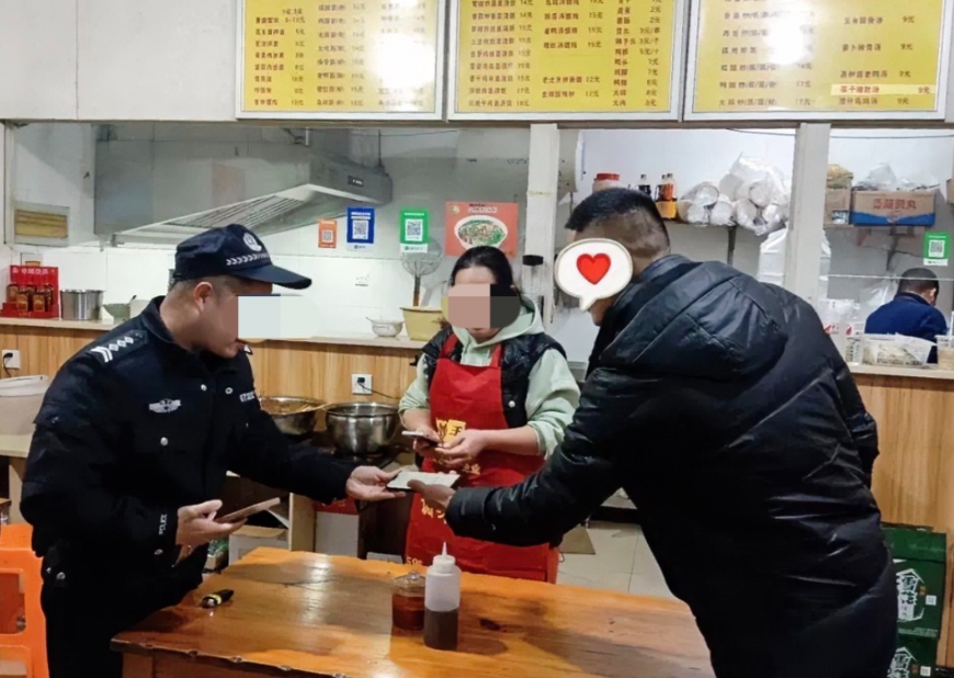 浙江海宁，小伙在大姐的小吃店吃了一碗馄饨加一个鸭腿，一共14元，支付时因不小心按