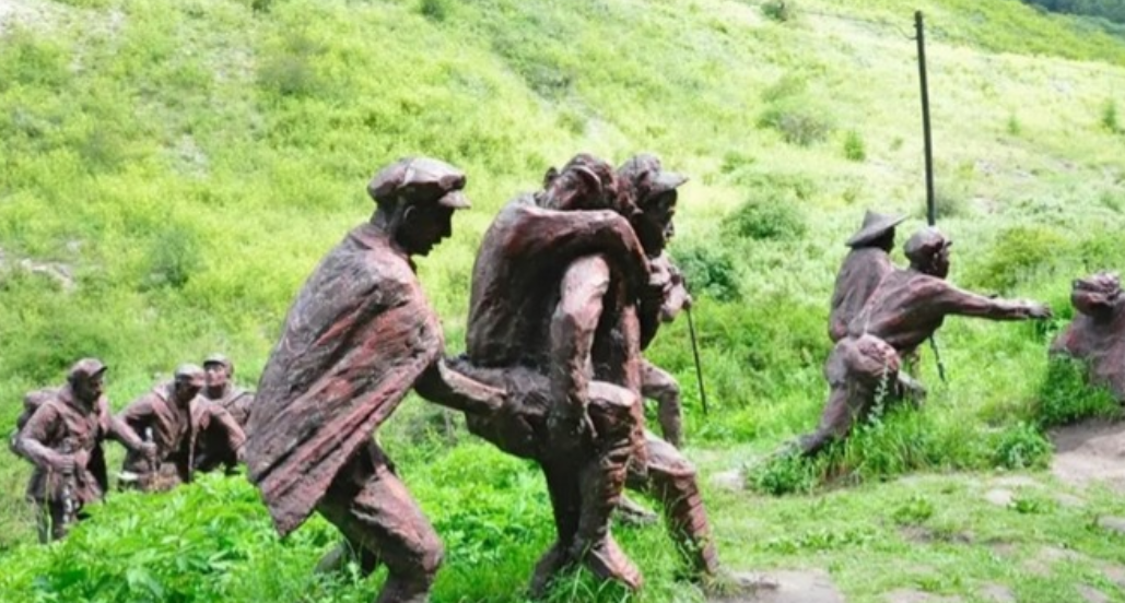 长征途中，一红军干事在筹粮时被土司武装抓走。当萧华前去谈判时，土司放话说：“留下