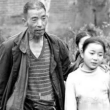 1992年，一个武汉小摊贩捡到2个女婴。他终生未娶，靠着卖煎饼、做小工，省吃俭用