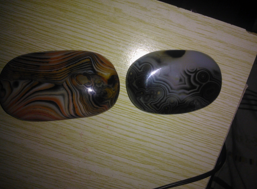 翡翠玉石不是骗局，只是一些闲着没事儿干的人玩的赌博游戏。
石头就是石头，只不过是