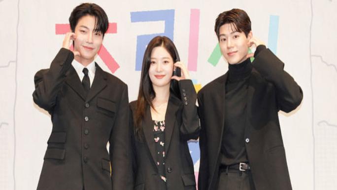 《以家人之名》拍成韩剧开播 黄寅烨出道5年首见记者：有问题都答