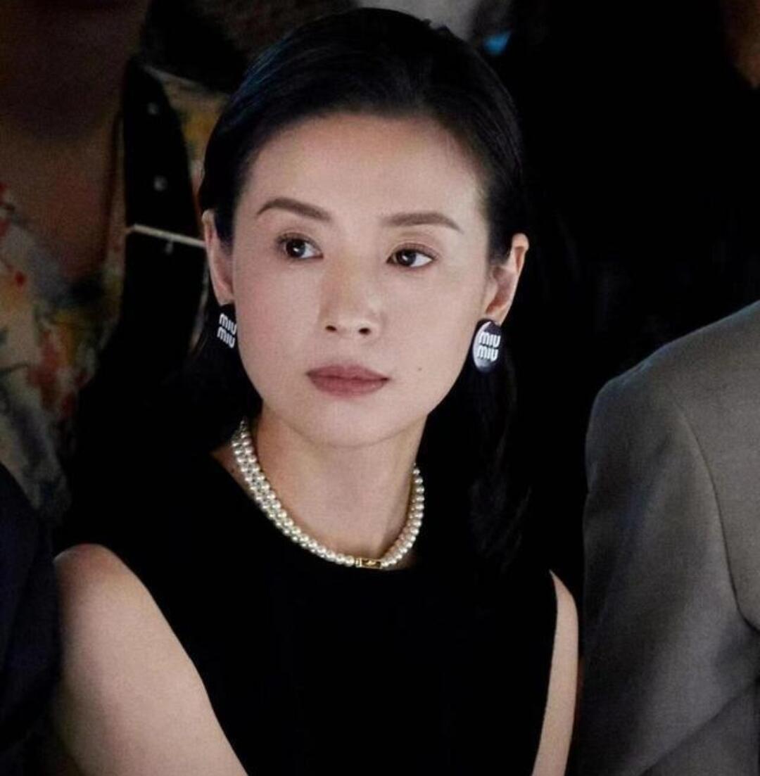 董洁暖心之举：打赏街头艺人，传递正能量