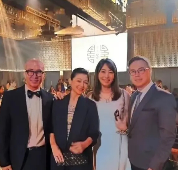 大s最后一次公开露面不过一周前。。。仔细看，那时候的脸色就有点发青，不知道是不是