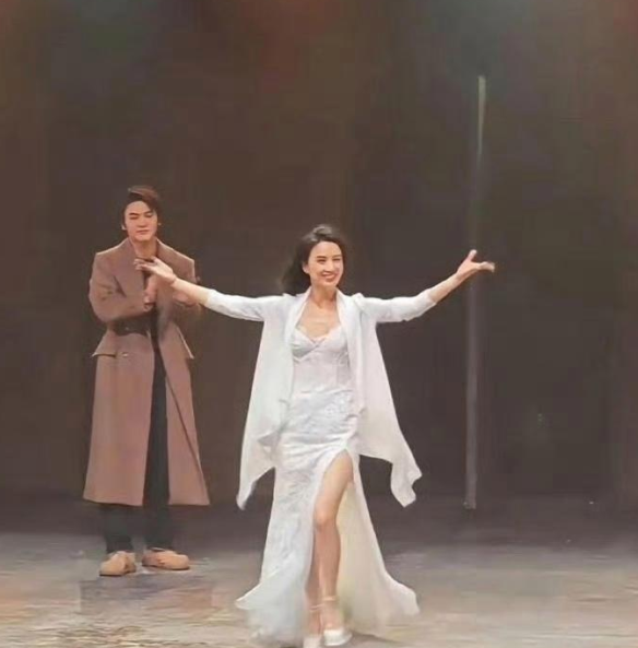 黄圣依这状态说明，不是婚姻让她很满足，而是事业，女人还是不能放弃自己的事业

黄