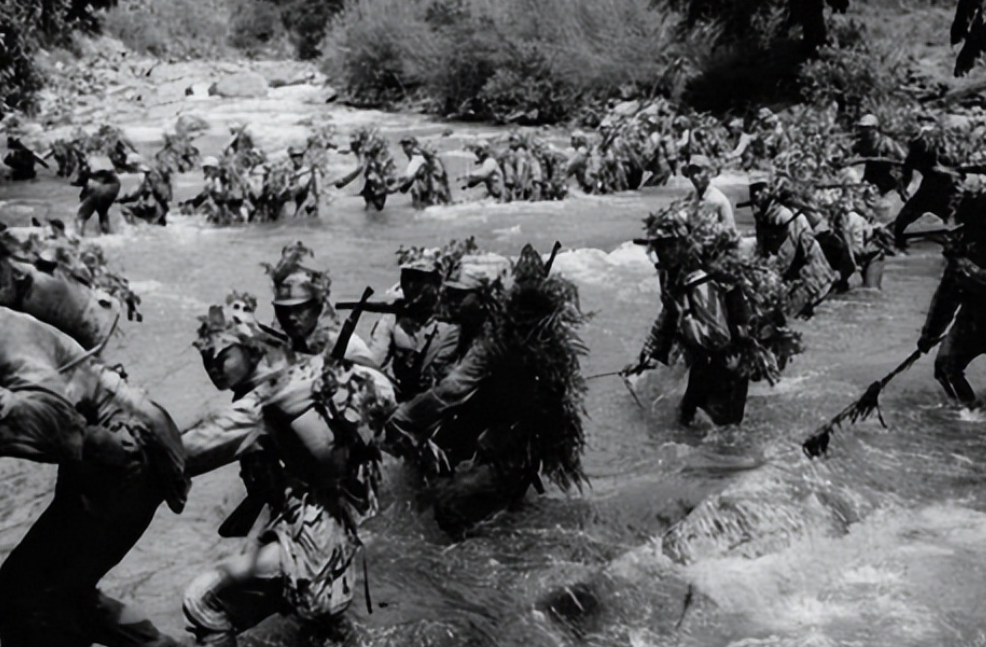 抗战中，八路军营长让战士们反冲锋，不料冲到半山，营长却让他们赶紧把日军尸体背上山