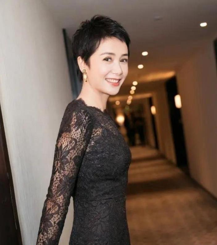 蒋雯丽从骨子里散发出来的优雅韵味，浑身上下找不出一星半点赘肉拖沓的影子。
