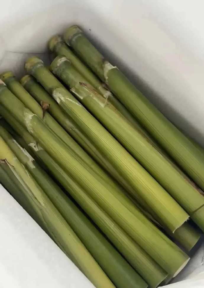 我一个上海的大学同学，昨天寄给我一箱特产，我本以为是什么好东西，结果一打开，我傻