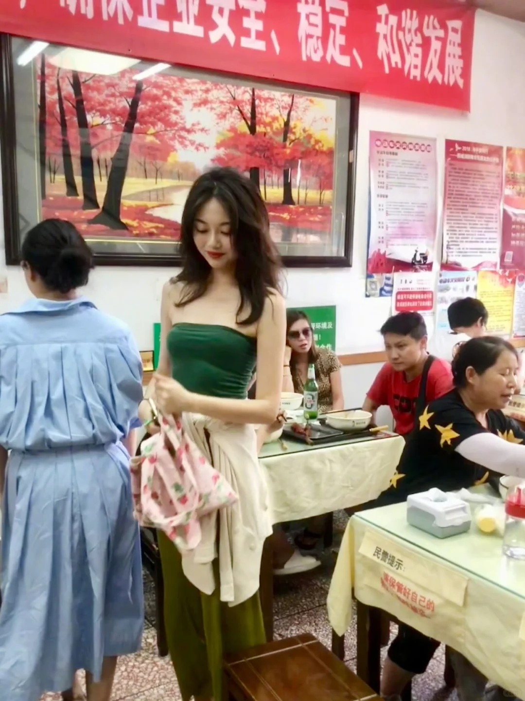晚贫能不能去点高档餐厅
对着垃圾也要拍的