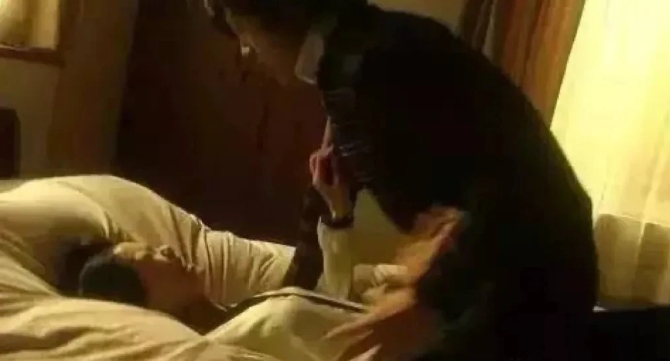 在湖州，一男子在一名女子熟睡后与其发生了性关系。


事后，女子觉得吃了亏跟男子