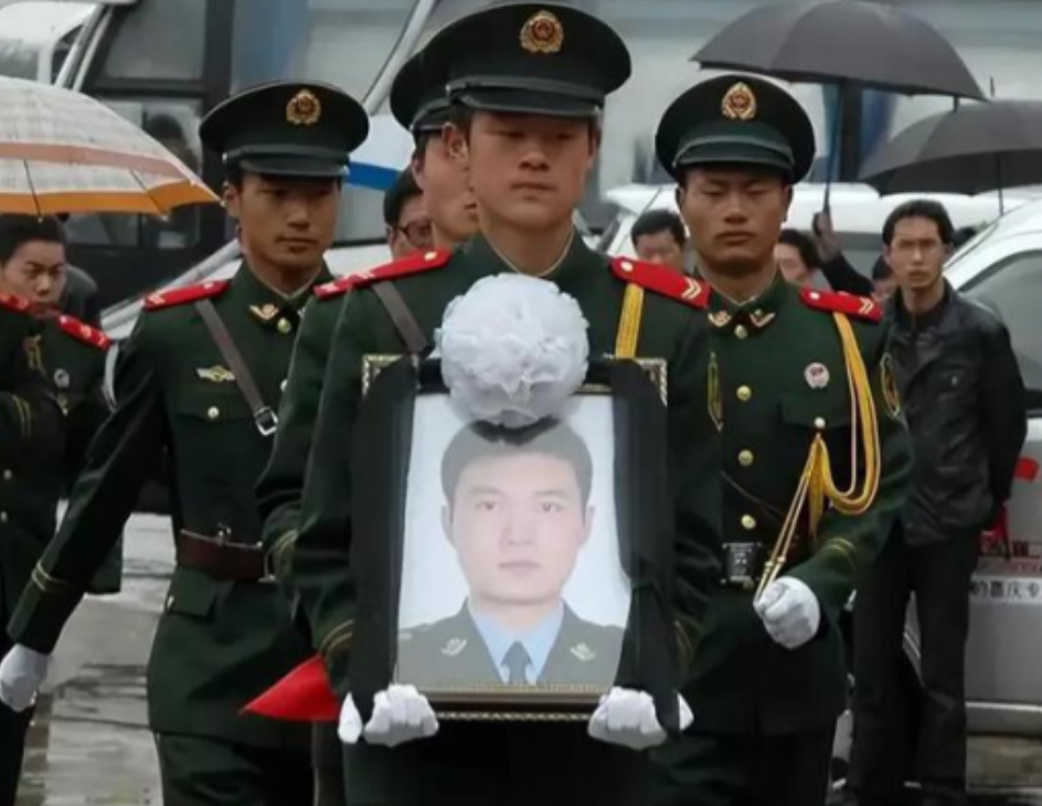 “太扎心了，烈士的命就换来了 18 个白眼狼！”2010年，24 岁民警舍命救出