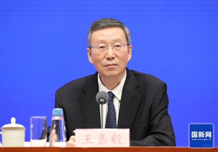 最近教育部的发布会上，领导们强调了要让孩子们多动动、跑跑，让他们身上出汗、眼里放