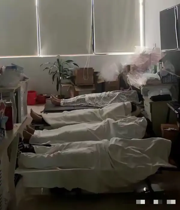 办公室午休时间到了。领导都不敢进来