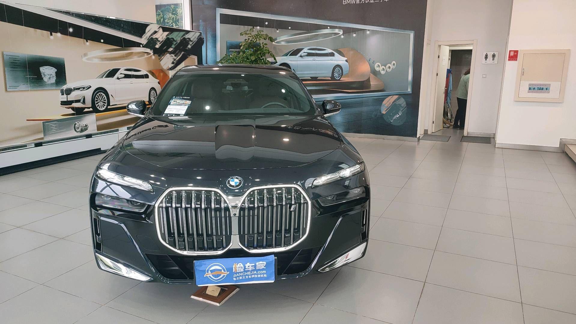 一年半时间血崩60万，宝马i7堪称新源里的“撒币车”！
前两天验了一辆“杂牌子”