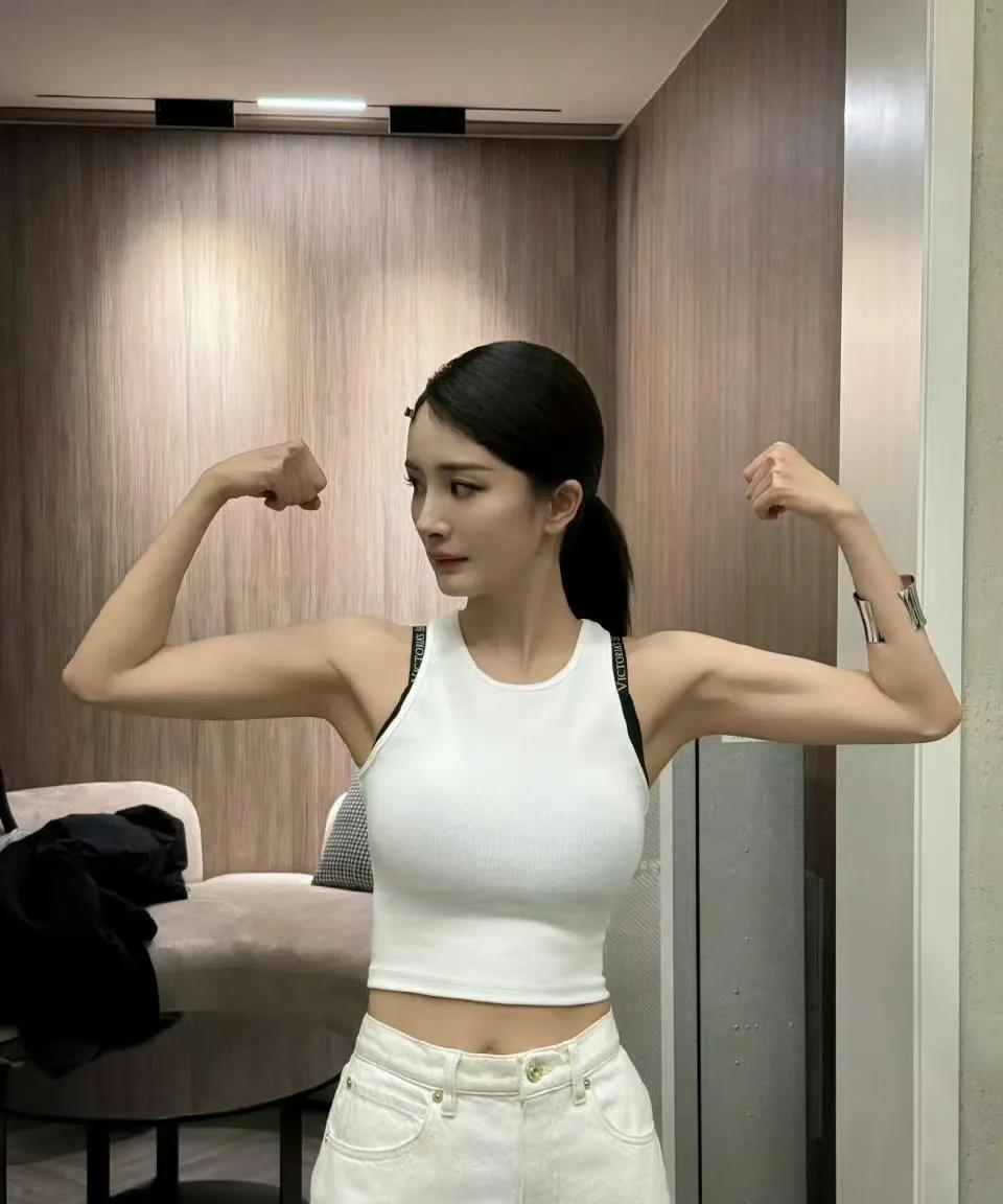 杨幂的手臂肌肉练得真不错，让人非常有要健身的欲望，因为是穿的露腰背心，所以马甲线