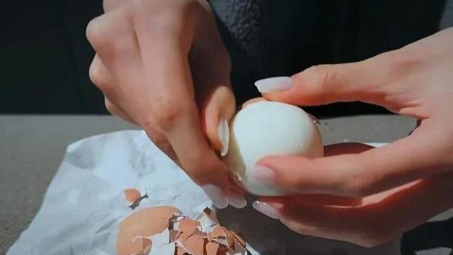 孙莉晒大女儿给弟弟妹妹做饭，18岁黄多多越来越瘦，白色美甲抢镜