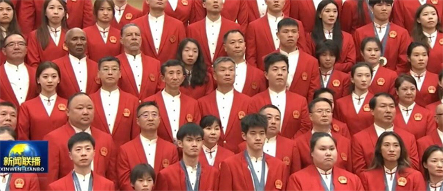 巴黎奥运会表彰大会，中国体育代表团成员被接见的场景十分壮观，全红婵合影时的站位处