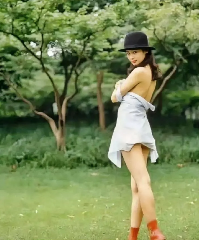 看看以前陈红的照片，就知道陈凯歌为什么对她一见钟情了！那时候没有整容，都是纯天然