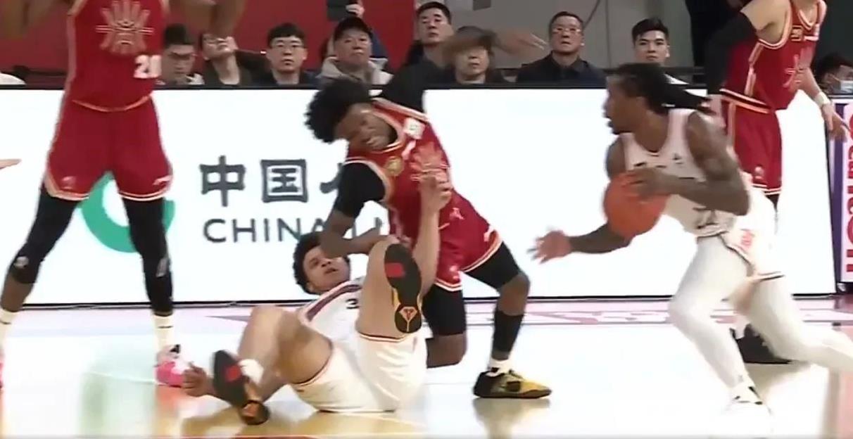 CBA“硬汉”张宁这球太横了吧，推洛夫顿 后者撞到古德温腿部侧面，这才是fiba