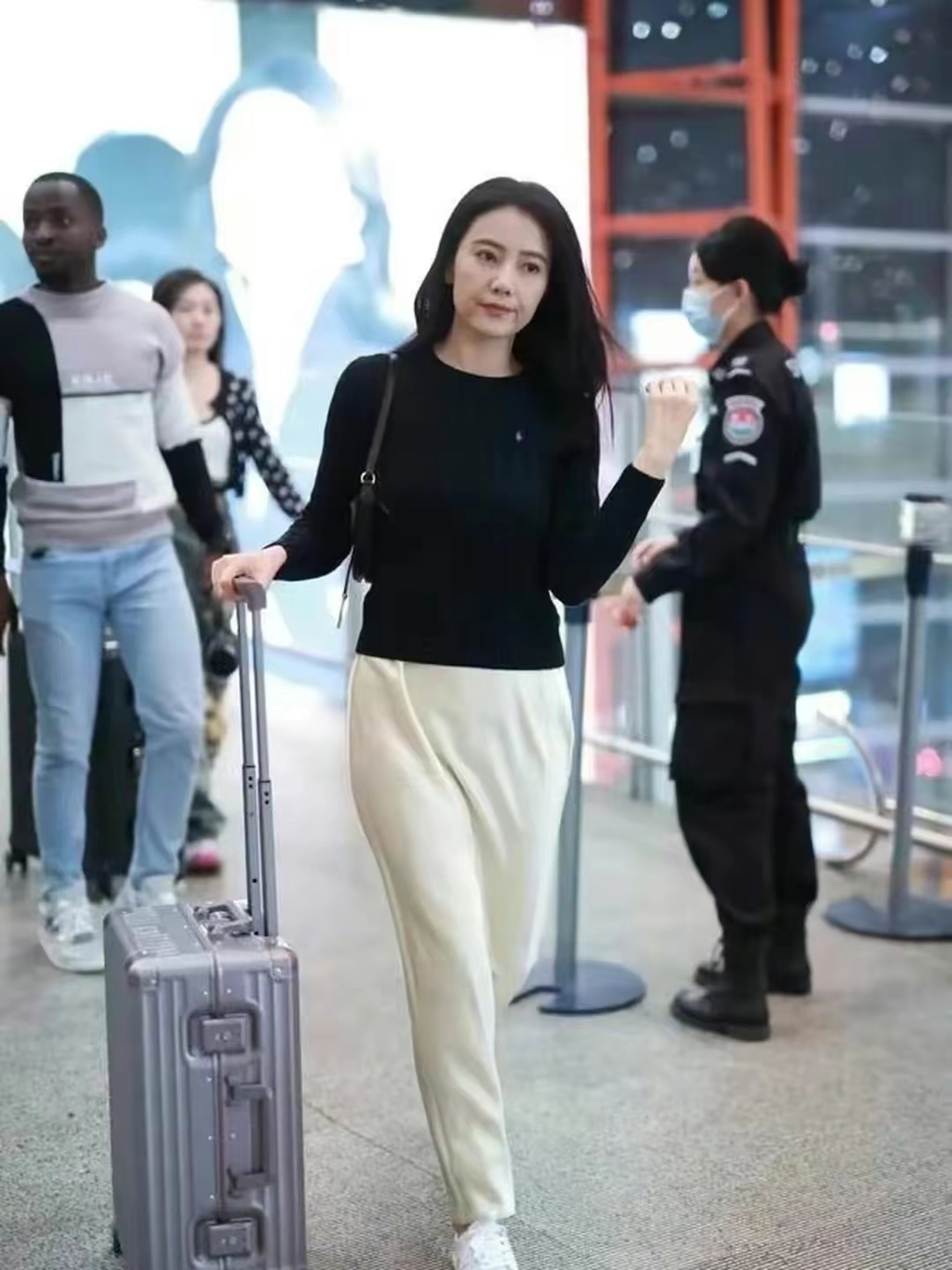 她确实是80后90后梦中女神
她都已经44岁了，不得不承认，保养的太好了，身材紧