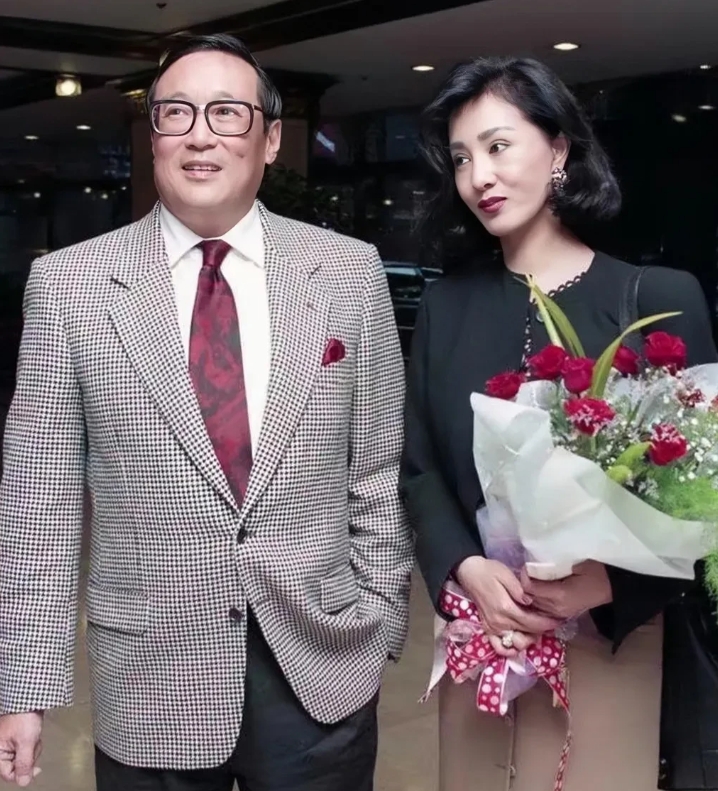 1995年，香港百万富豪赵世光，掏出1000万要跟妻子何莉莉离婚，可何莉莉却坚决