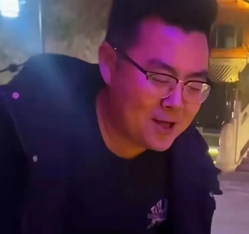 郭威是二八另一位主人公，他对于自己的人生被人篡改，郭威亳不在乎，更不想追究。反之