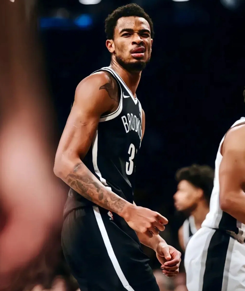 哈    登：你怎么回事，这才分开多久！退步这么大？！
克拉克：哎呀~登哥不在身