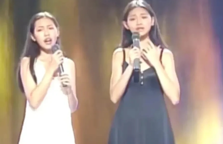 这是大小S二十多年前同台表演的场景，年轻时的大S素颜撞脸林允，清汤素颜好清纯，而