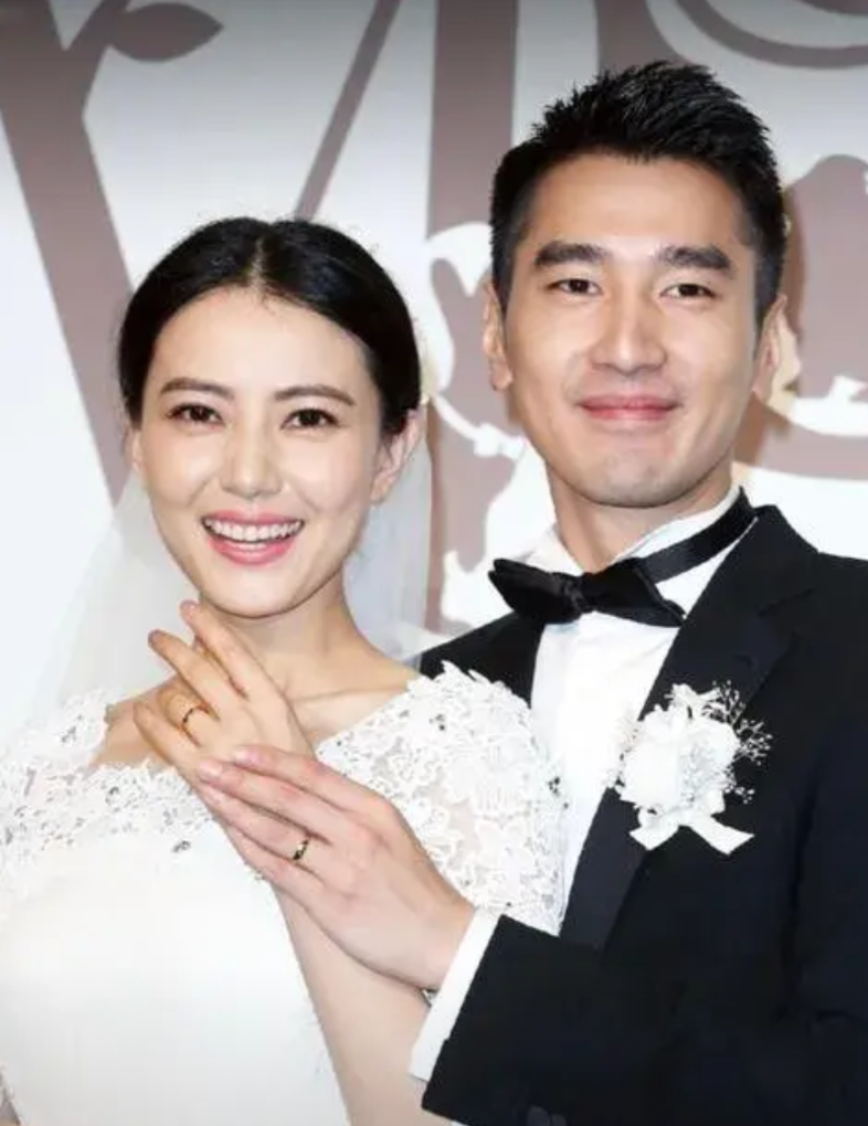 娱乐圈最出名的姐弟恋

第一对：
高圆圆，44岁，175cm，北京人。
赵又廷，