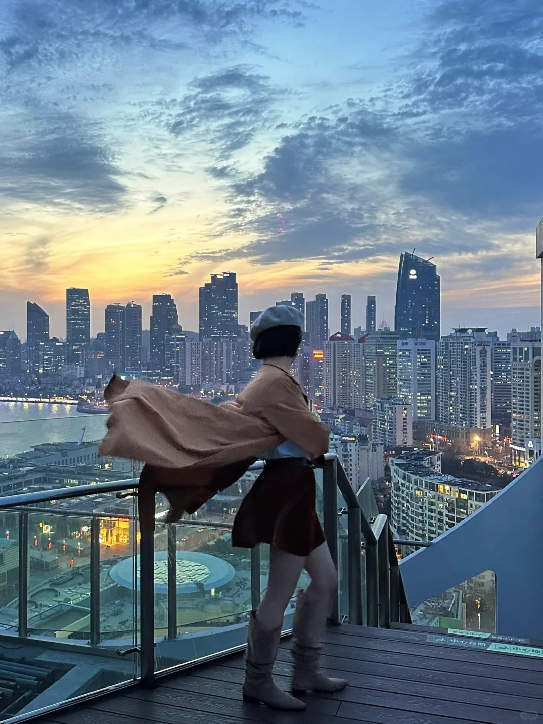 又是羡慕青岛人的一天……
这个大楼梯拍照真的太绝了，
这不是曼哈顿这是青岛！