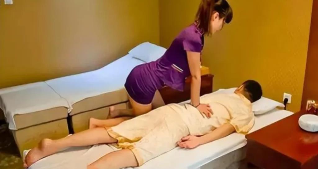 江苏泰州，男子到洗浴中心去按摩，点了一个300元的柔式按摩。进入包间后，女技师表