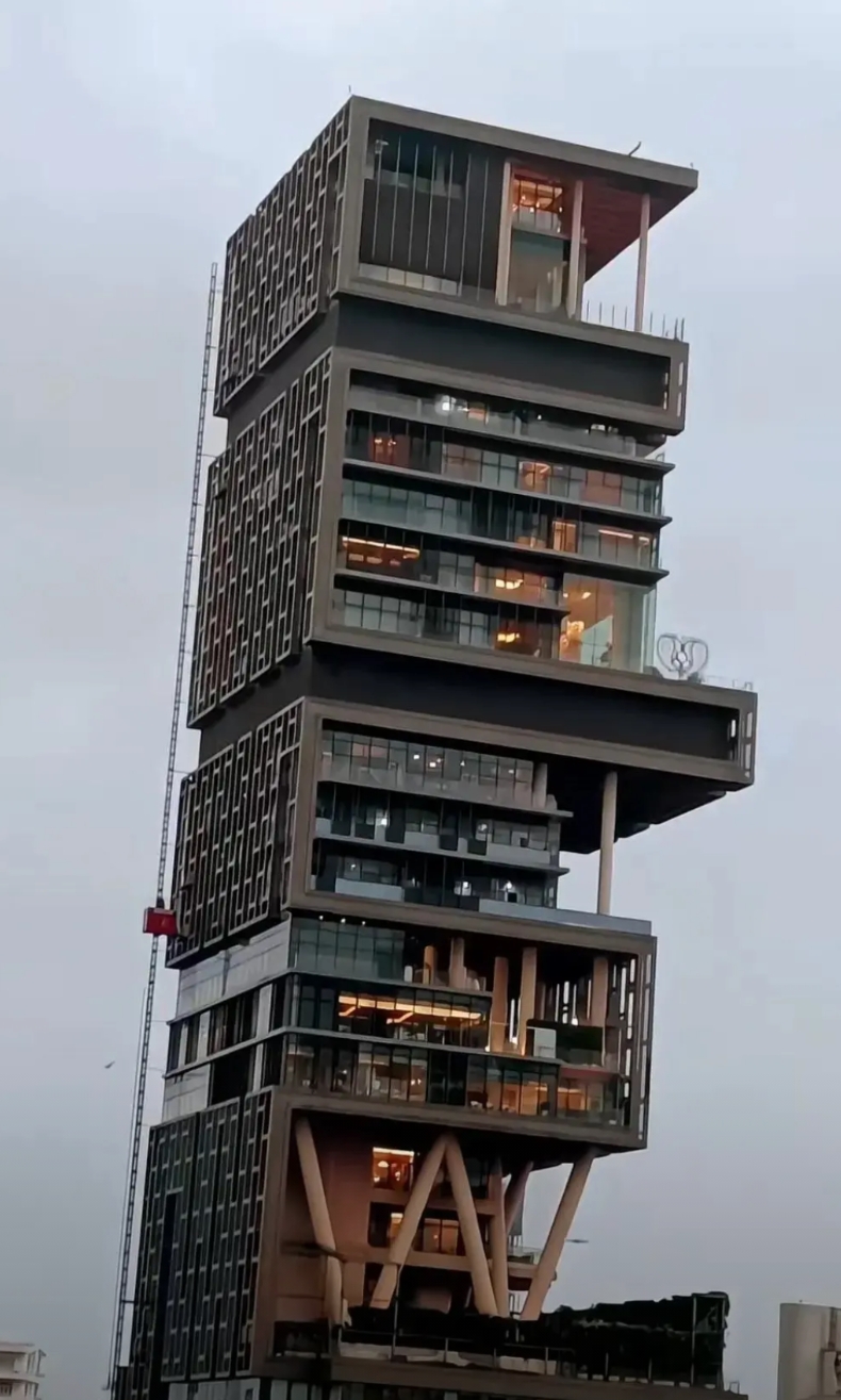 亚洲首富，印度首富安巴尼的27层豪宅，耗资约75亿元，耗时7年之久才建好，常住下