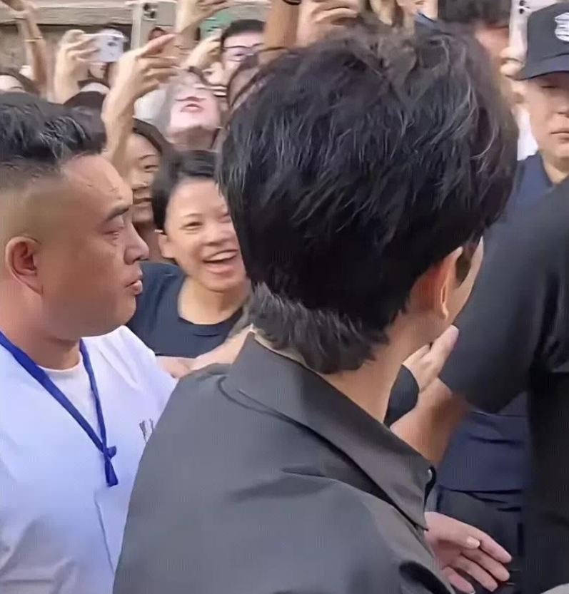 黄晓明因为假发被全网嘲了